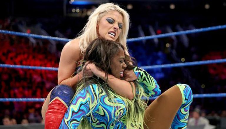 ناعومي تحمل حزام البطولة