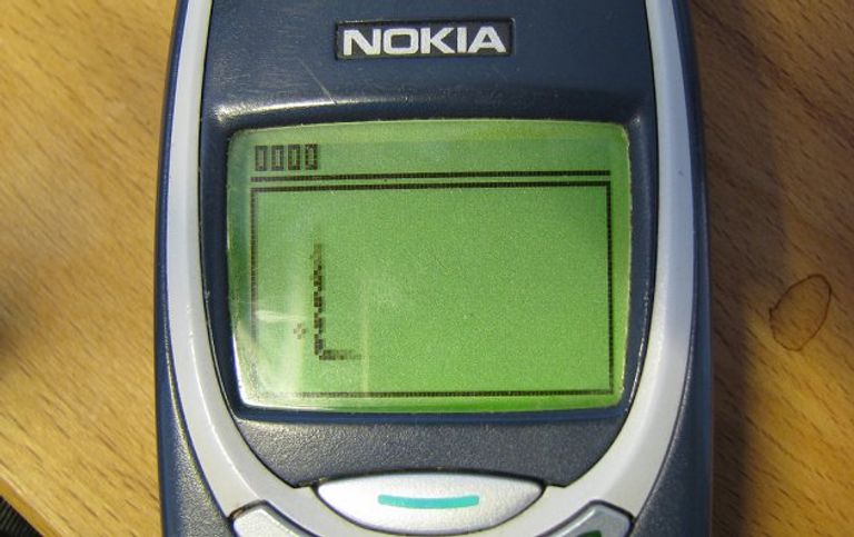 آيفون ونوكيا 3310
