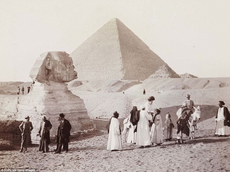 سحر الأهرامات يجتذب الزائرين في كل العصور