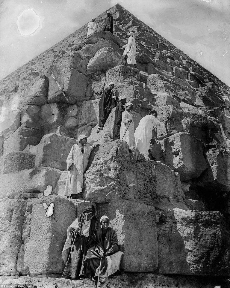 سحر الأهرامات يجتذب الزائرين في كل العصور