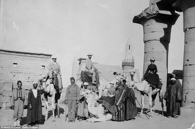 سحر الأهرامات يجتذب الزائرين في كل العصور