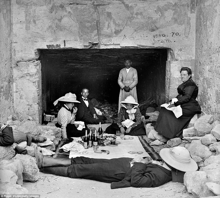 سحر الأهرامات يجتذب الزائرين في كل العصور