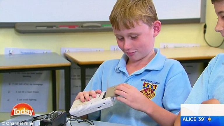 طفلتان مع الهاتف ذي القرص الدوار 