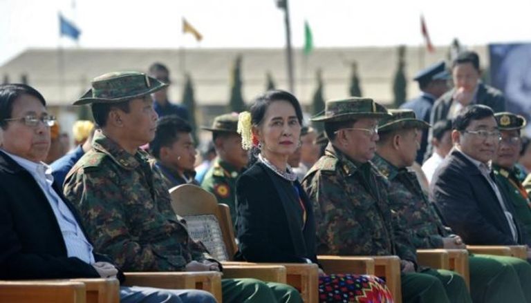 رئيسة ميانمار وسط قيادات من الجيش