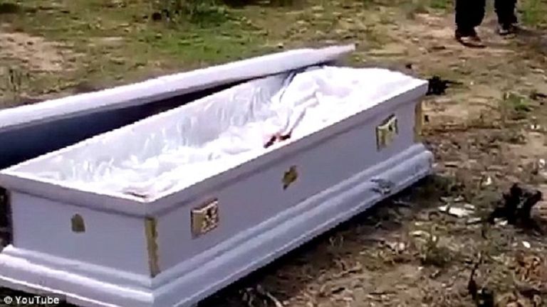 الحانوتي هرب بالجثة