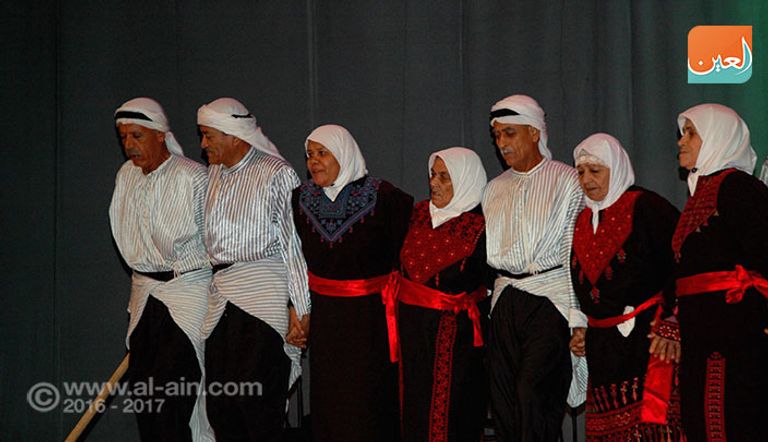 فرقة دبكة من كبار السن