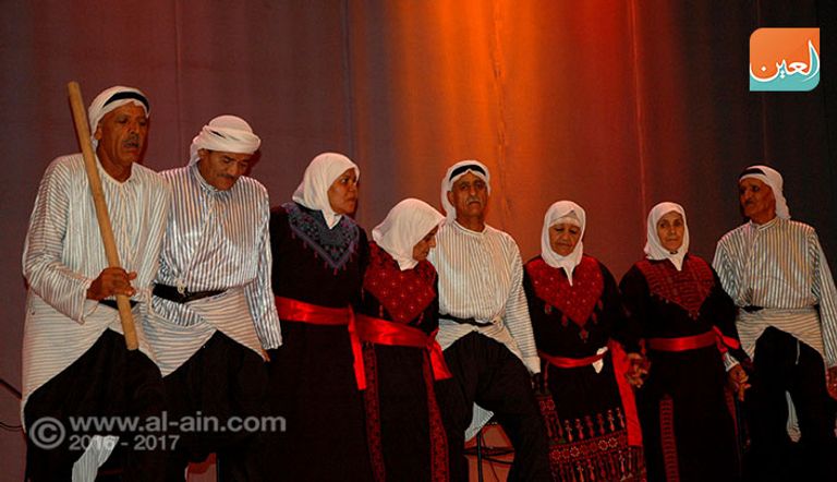 فرقة دبكة من كبار السن