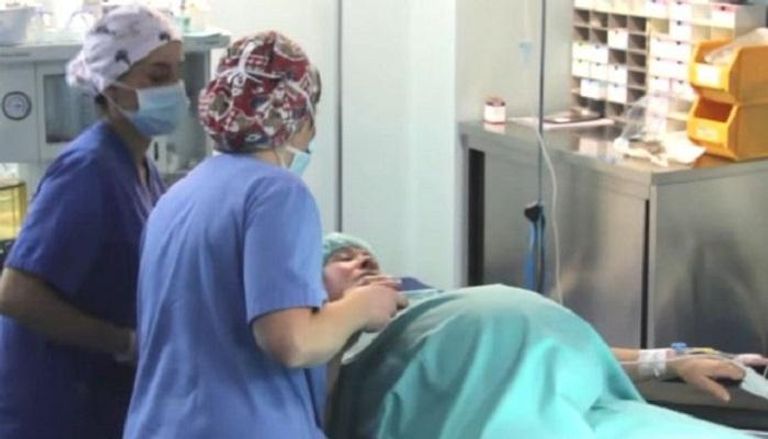 جزء من عملية الولادة في مقطع فيديو نشرته المستشفى