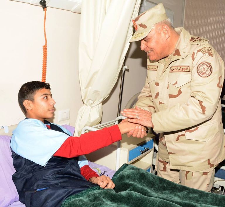 الفريق أول صدقي صبحي في زيارة لمصابي الجيش