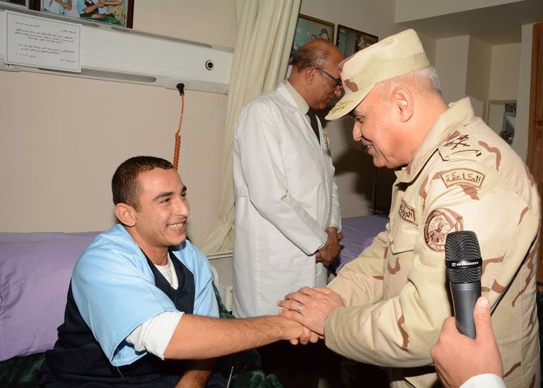 الفريق أول صدقي صبحي في زيارة لمصابي الجيش