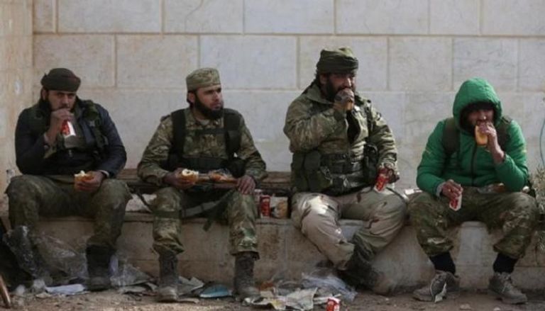 مقاتلو المعارضة السورية أثناء استراحة على مشارف بلدة الباب