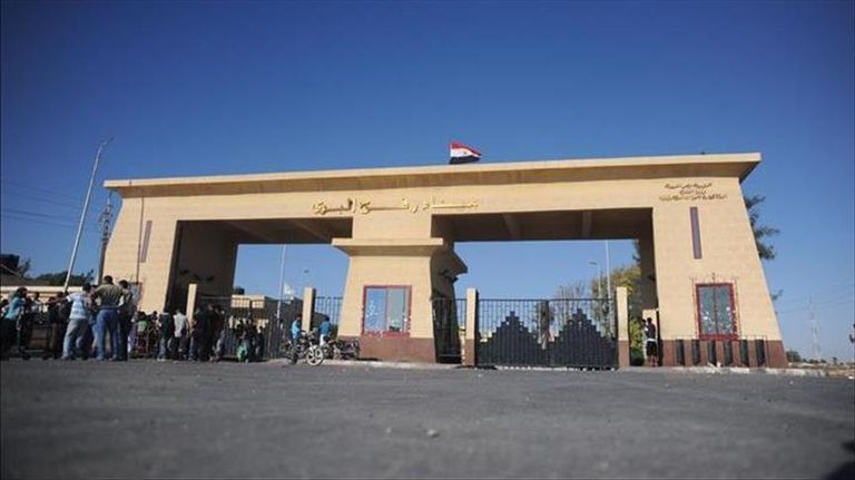 صورة أرشيفية لفلسطينيين في معبر رفح البري (رويترز)