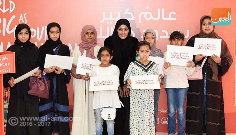 ريم بن كرم، رئيس بينالي الشارقة للأطفال، تتوسط الحضور بحفل إعلان وتكريم الفائزين بالبينالي