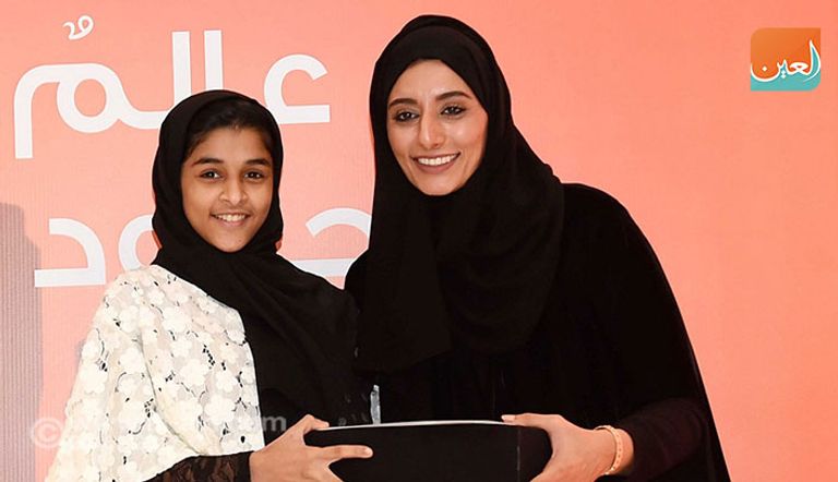 ريم بن كرم، رئيس بينالي الشارقة للأطفال، تتوسط الحضور بحفل إعلان وتكريم الفائزين بالبينالي