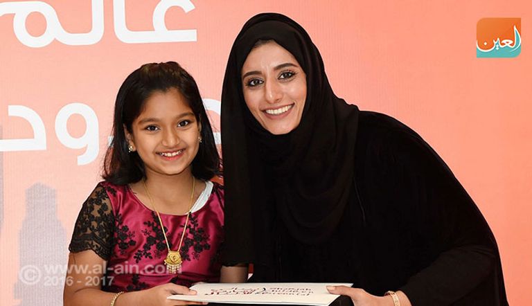 ريم بن كرم، رئيس بينالي الشارقة للأطفال، تتوسط الحضور بحفل إعلان وتكريم الفائزين بالبينالي