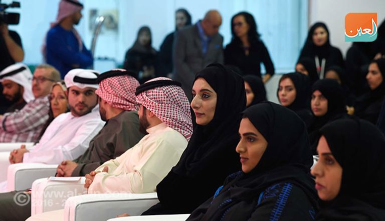 ريم بن كرم، رئيس بينالي الشارقة للأطفال، تتوسط الحضور بحفل إعلان وتكريم الفائزين بالبينالي