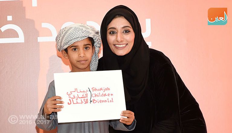 ريم بن كرم، رئيس بينالي الشارقة للأطفال، تتوسط الحضور بحفل إعلان وتكريم الفائزين بالبينالي