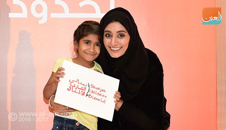 ريم بن كرم، رئيس بينالي الشارقة للأطفال، تتوسط الحضور بحفل إعلان وتكريم الفائزين بالبينالي