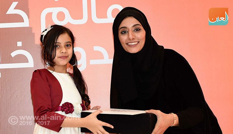 ريم بن كرم، رئيس بينالي الشارقة للأطفال، تتوسط الحضور بحفل إعلان وتكريم الفائزين بالبينالي
