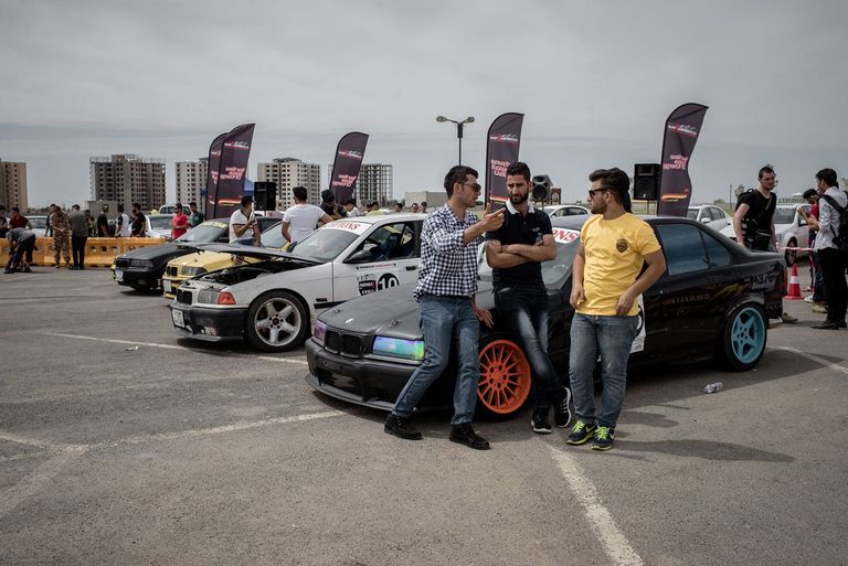 بعض الشباب العراقيين بسياراتهم المعدلة للإنجراف أرشد خلال تصويره أحد مقاطع فيديو الانجراف في الموصل - موقع باز فيد