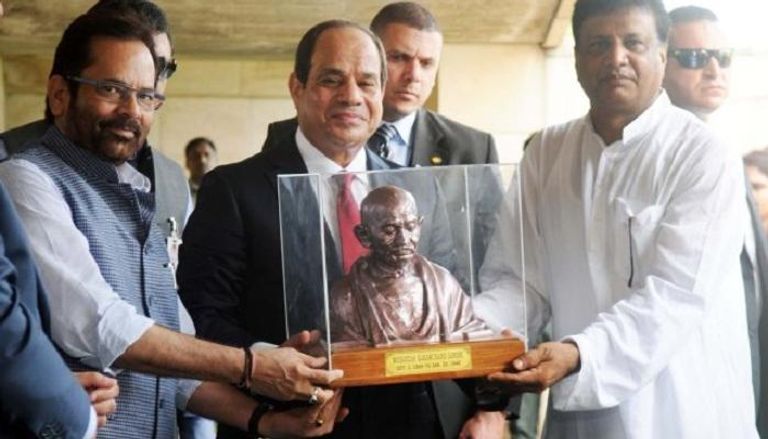 الرئيس السيسي يحمل تمثال غاندي
