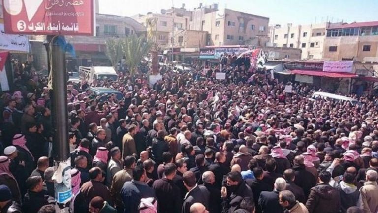 وقفة المحتجين في الكرك على رفع الأسعار