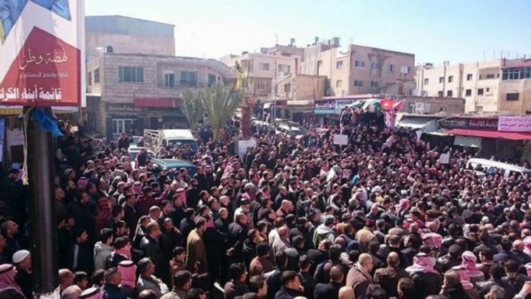 وقفة المحتجين في الكرك على رفع الأسعار