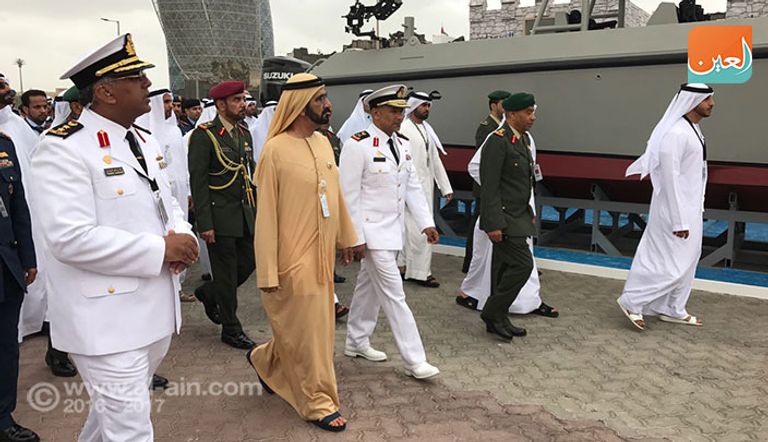 الشيخ محمد بن راشد خلال زيارته للمعرض البحري