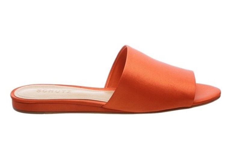 جمال الجينز يظهر مع أحذية خاصة