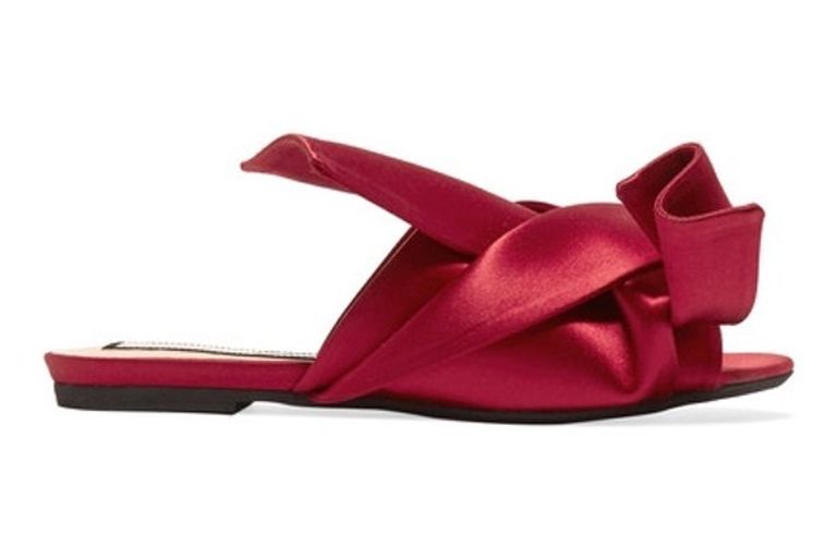 جمال الجينز يظهر مع أحذية خاصة