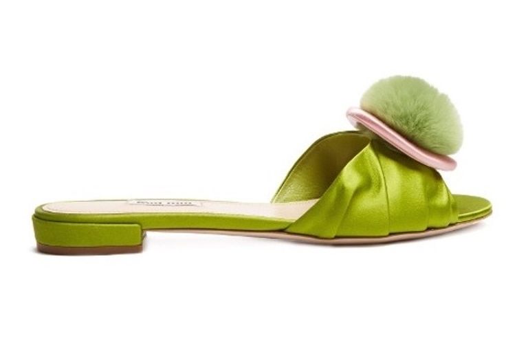 جمال الجينز يظهر مع أحذية خاصة