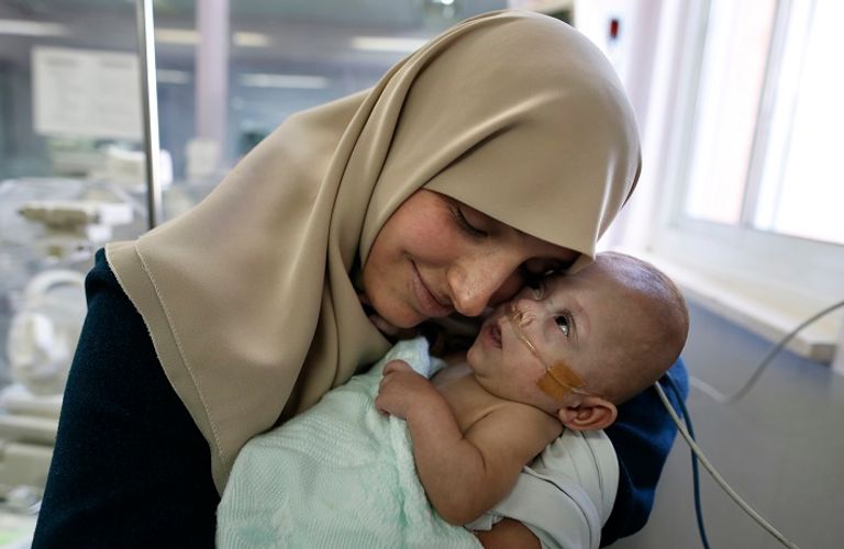 الأم الغزاوية جومانة داود ورضيعتها