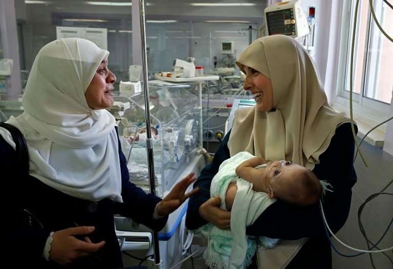 الأم الغزاوية جومانة داود ورضيعتها