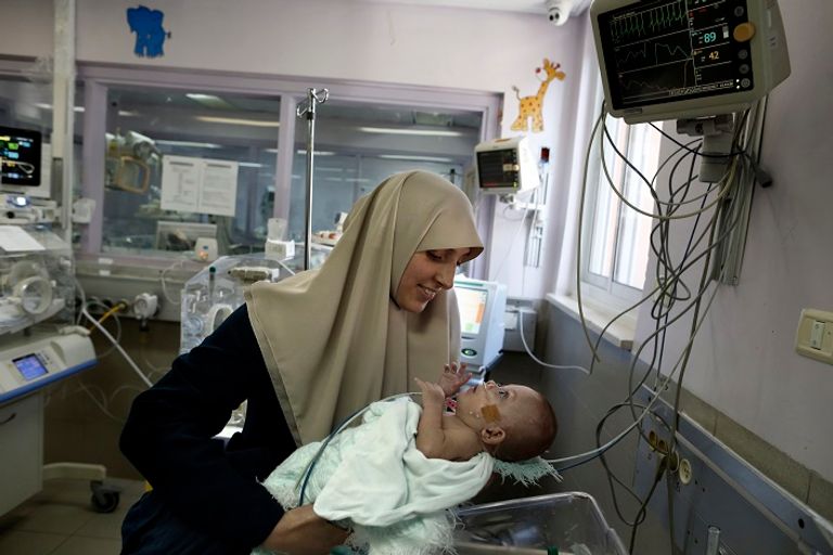 الأم الغزاوية جومانة داود ورضيعتها