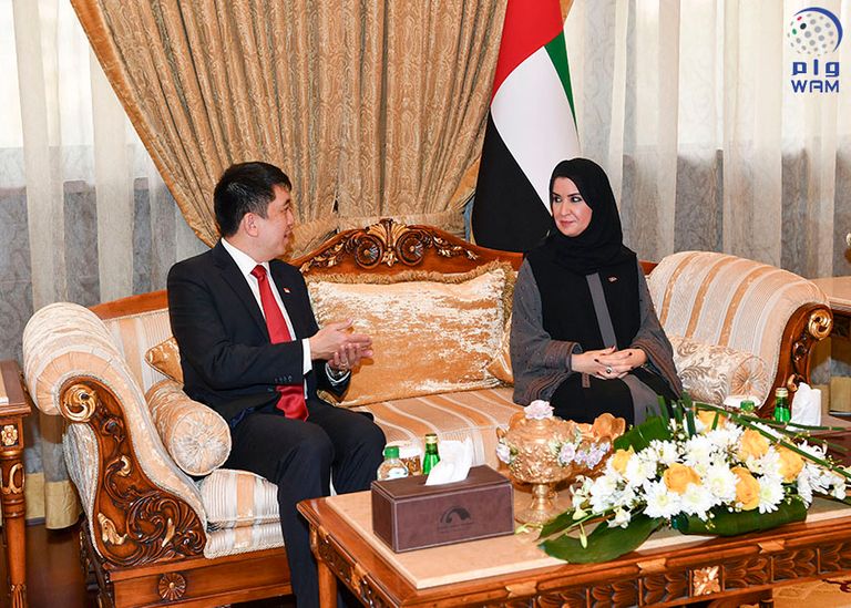 أمل القبيسي مع أحد السفراء