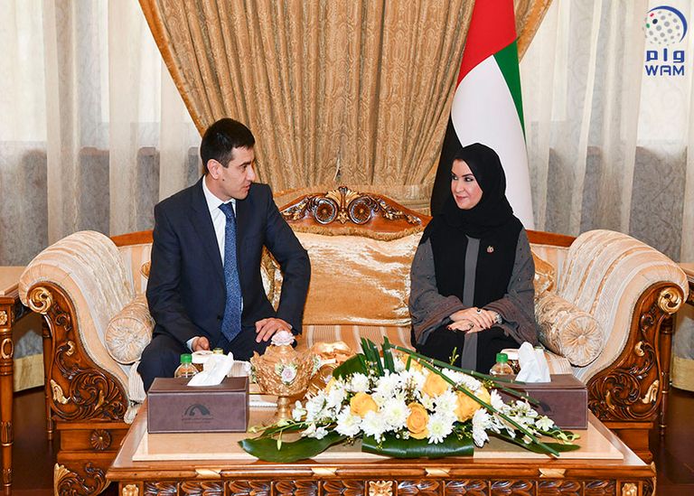 أمل القبيسي مع أحد السفراء