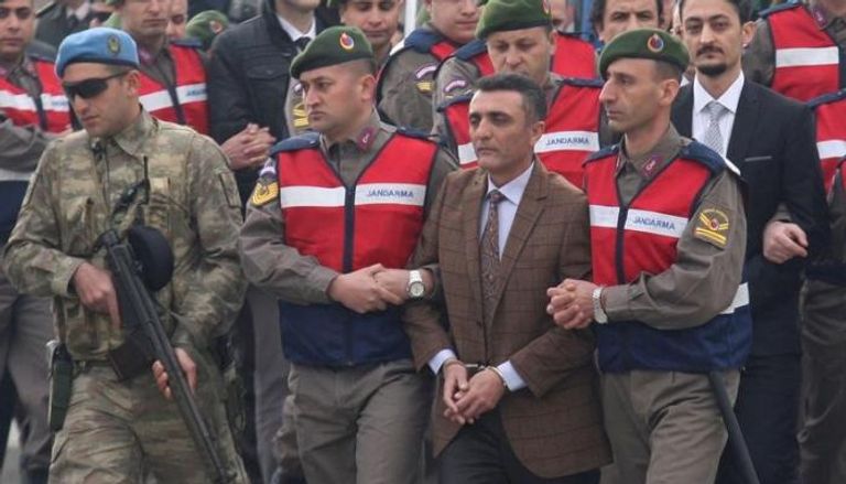 قوات تركية تقتاد جندياً متهماً بمحاولة اغتيال أردوغان