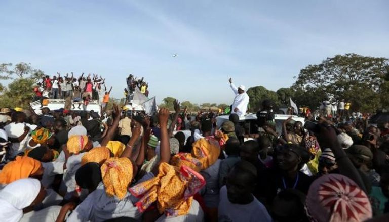 أنصار الرئيس الجامبي الجديد أداما بارو يحتفلون بوصوله إلى بانجول