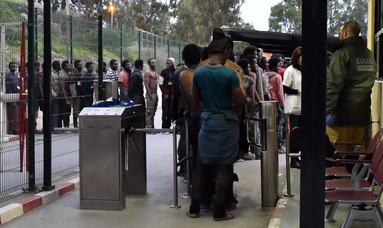 مهاجرون أفارقة يحتفلون بعد عبورهم إلى سبتة الإسبانية من المغرب