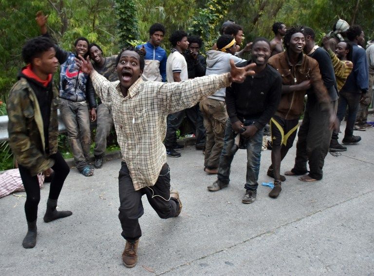 مهاجرون أفارقة يحتفلون بعد عبورهم إلى سبتة الإسبانية من المغرب