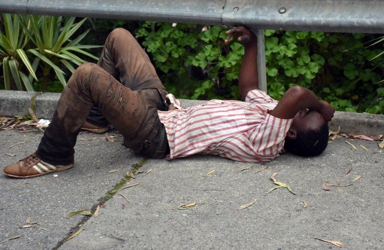 مهاجرون أفارقة يحتفلون بعد عبورهم إلى سبتة الإسبانية من المغرب