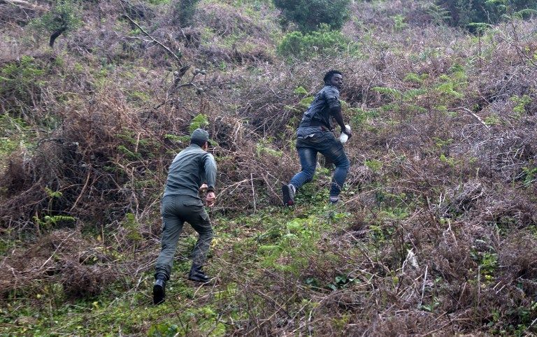 مهاجرون أفارقة يحتفلون بعد عبورهم إلى سبتة الإسبانية من المغرب