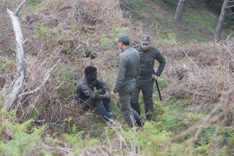 مهاجرون أفارقة يحتفلون بعد عبورهم إلى سبتة الإسبانية من المغرب