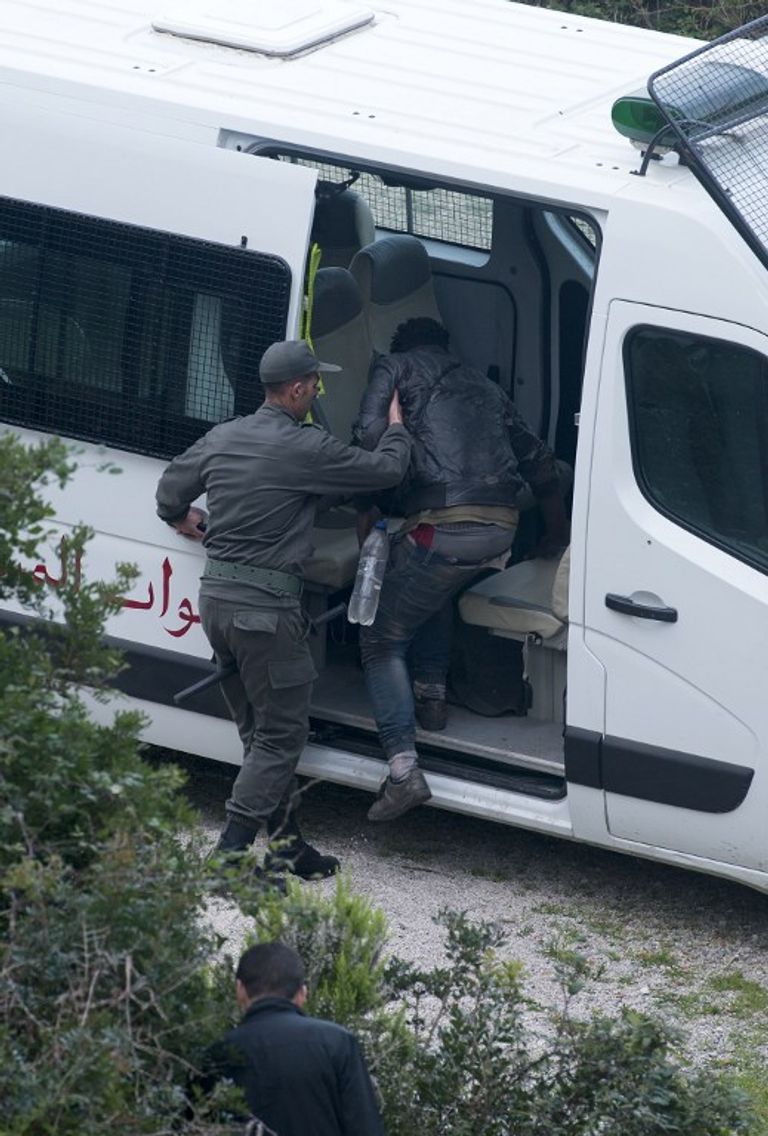 مهاجرون أفارقة يحتفلون بعد عبورهم إلى سبتة الإسبانية من المغرب