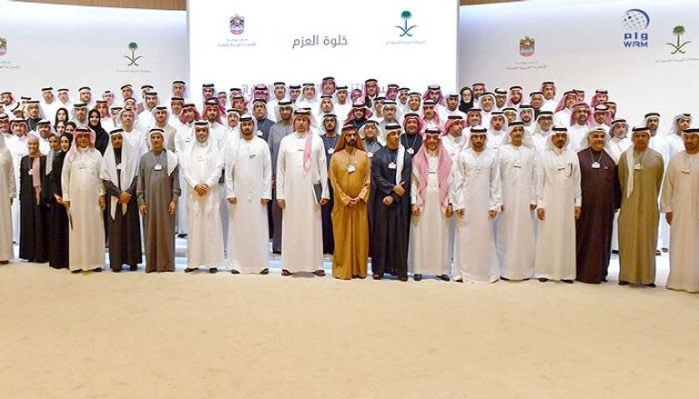 الشيخ محمد بن راشد نائب رئيس دولة الإمارات يتوسط الحضور في خلوة العزم