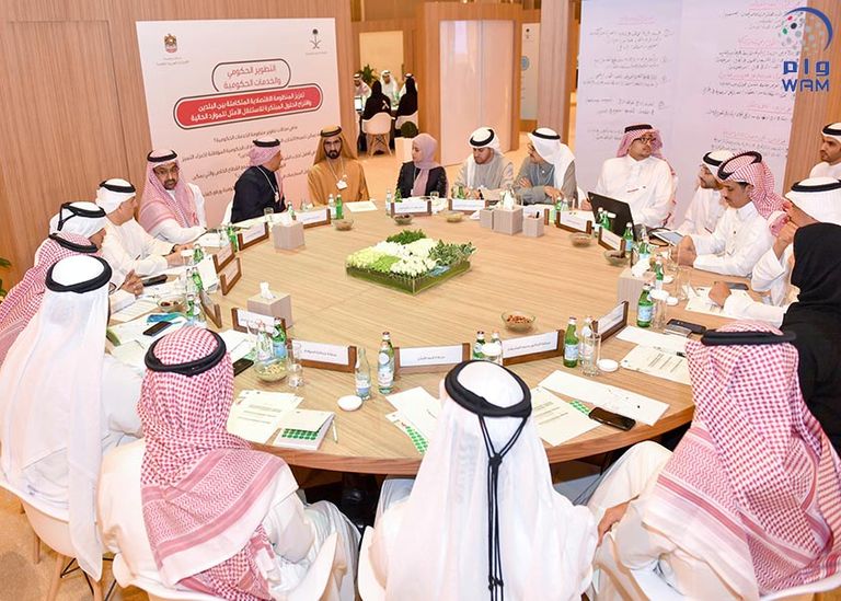 الشيخ محمد بن راشد نائب رئيس دولة الإمارات يتوسط الحضور في خلوة العزم