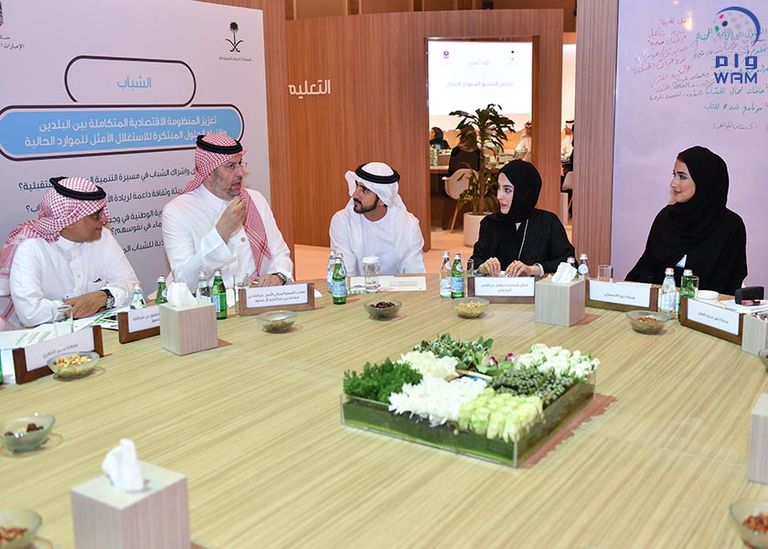 الشيخ محمد بن راشد نائب رئيس دولة الإمارات يتوسط الحضور في خلوة العزم