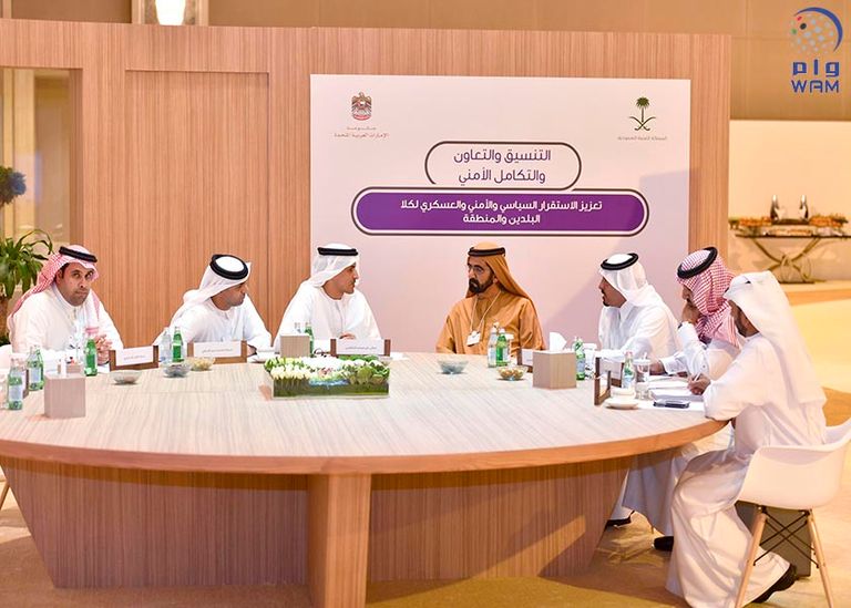 الشيخ محمد بن راشد نائب رئيس دولة الإمارات يتوسط الحضور في خلوة العزم