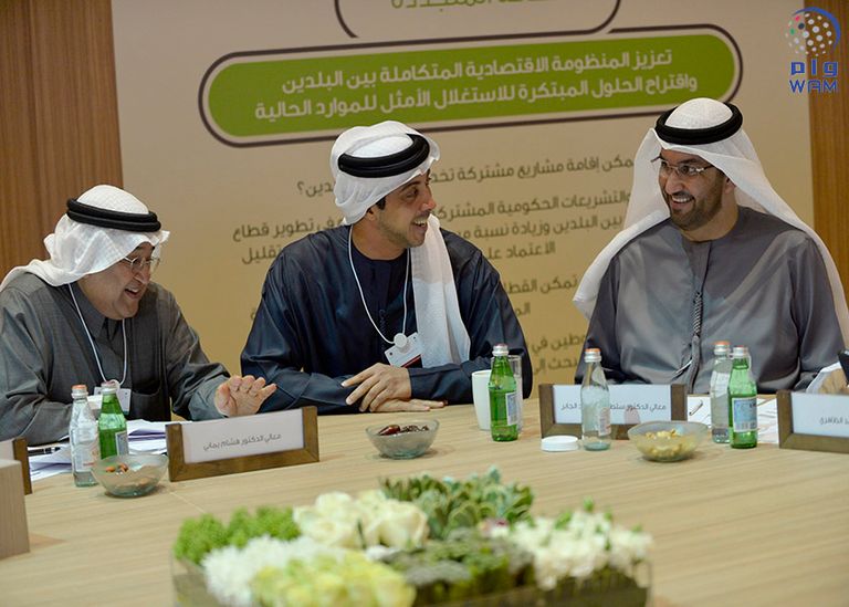 الشيخ محمد بن راشد نائب رئيس دولة الإمارات يتوسط الحضور في خلوة العزم