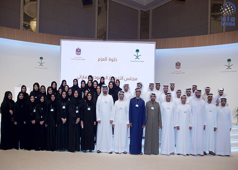 الشيخ محمد بن راشد نائب رئيس دولة الإمارات يتوسط الحضور في خلوة العزم